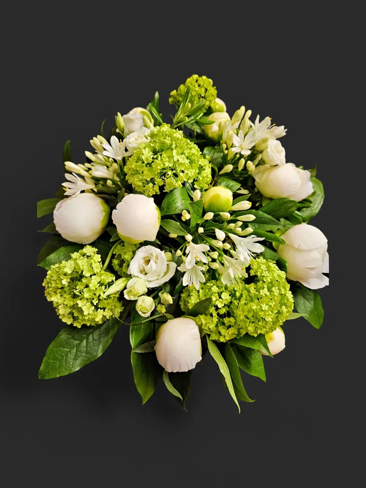 RA-48.webp bouquet pivoine lis Genève : pivoines et lis blancs avec viburnum, composition printanière élégante