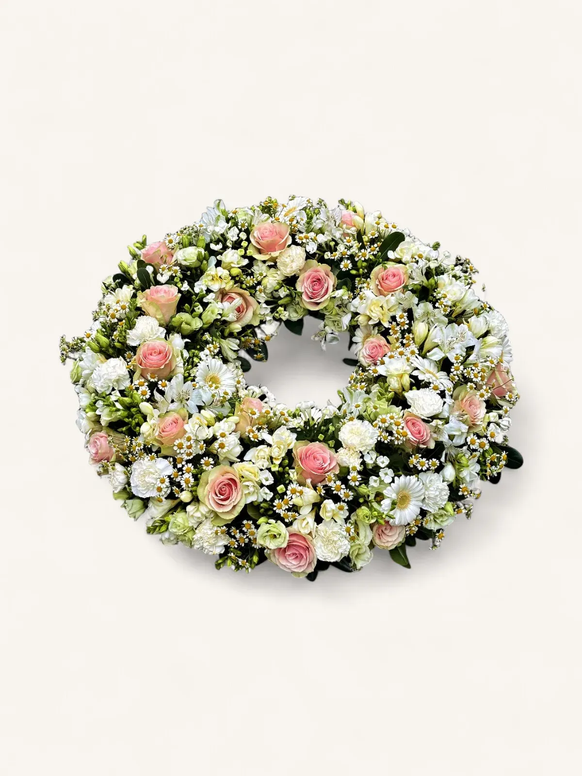 RA-68.webp couronne de deuil Genève : roses pastel, marguerites et chrysanthèmes pour un hommage élégant