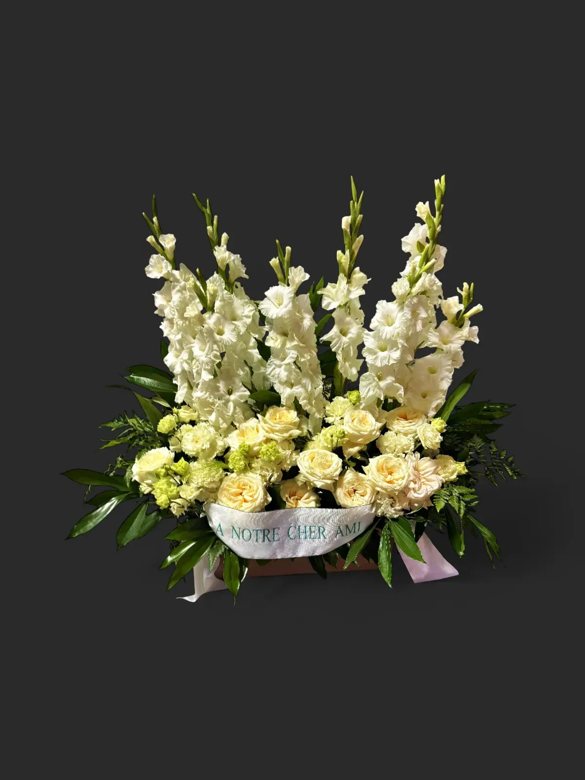 RA-70.webp bouquet glaïeuls Genève : glaïeuls blancs et roses crème pour hommage funéraire, élégance et sérénité