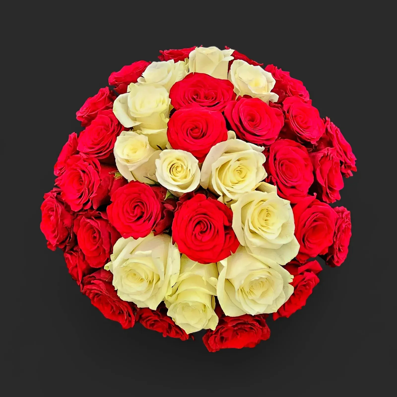 RA-76.webp bouquet roses Genève, composition bicolore de roses rouges et blanches sceau de velours