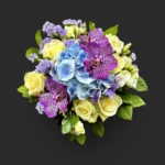 bouquet orchidée Genève — orchidées mauves, hortensias bleus et roses crème, composition pastel élégante