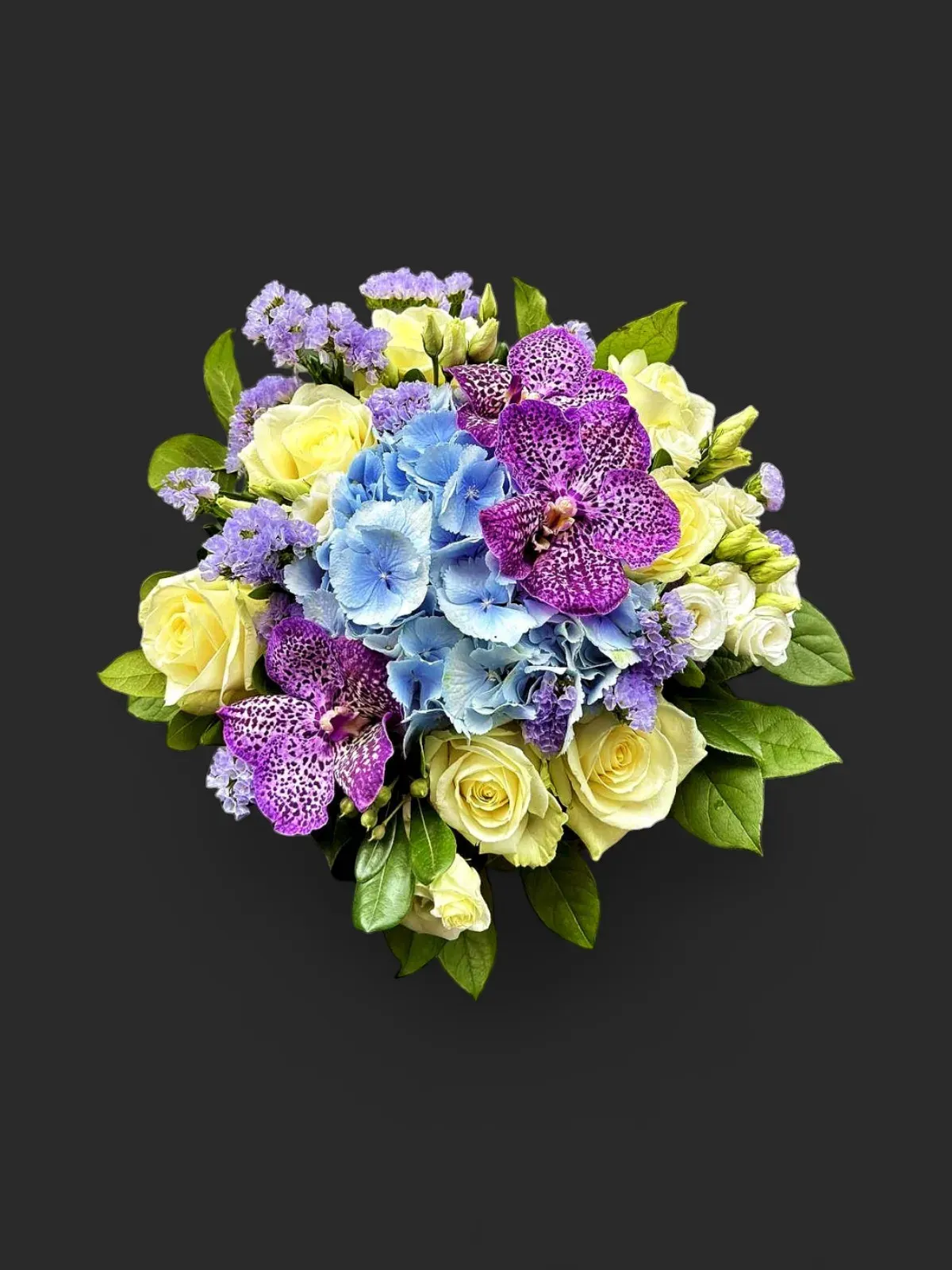 SWMlM0Q.webp bouquet orchidée Genève — orchidées mauves, hortensias bleus et roses crème, composition pastel élégante