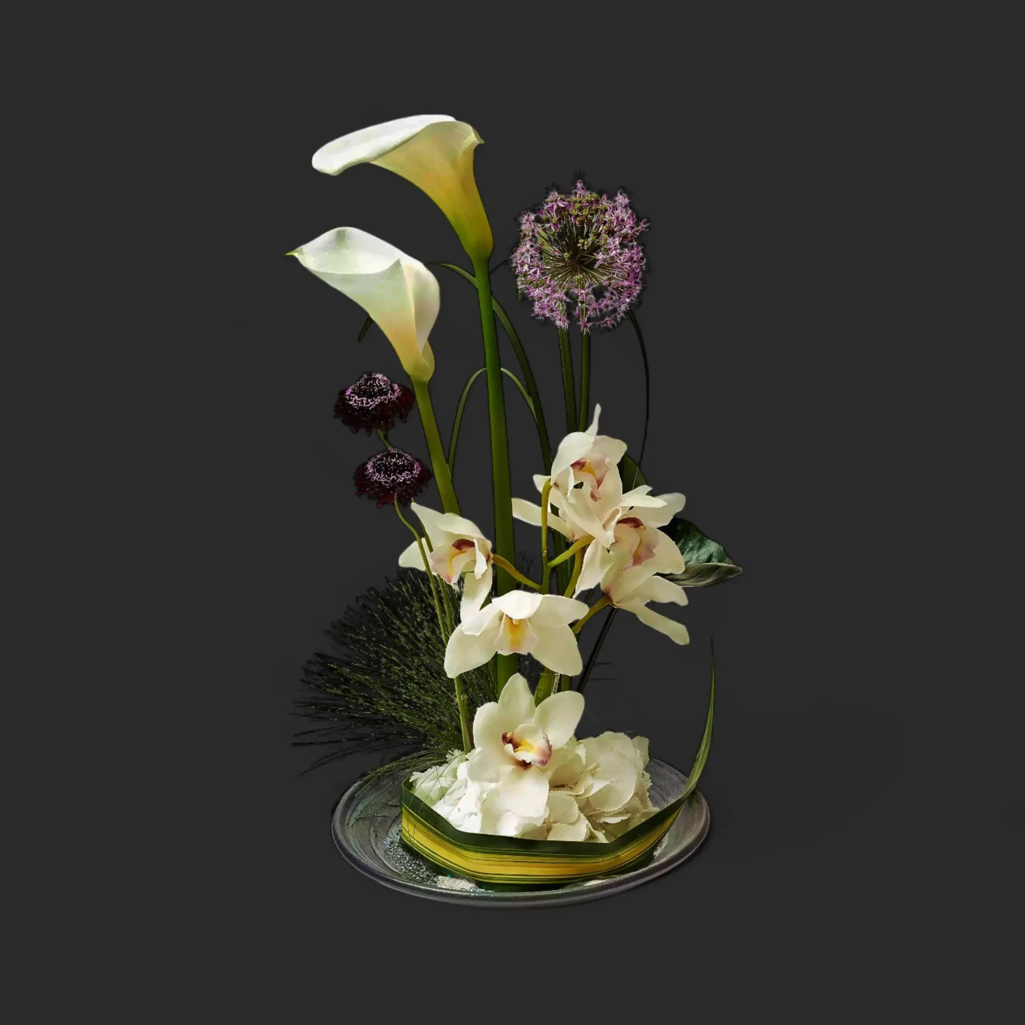 TWMlM0Q.webp arrangement blanc Genève Porcelaine Zénithale avec callas, cymbidiums et hortensias sur base argentée