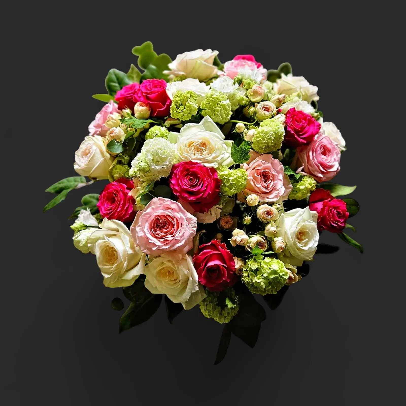 U3clM0Q.webp bouquet roses Genève : roses rouges, roses et blanches avec feuillage vert, composition élégante et romantique