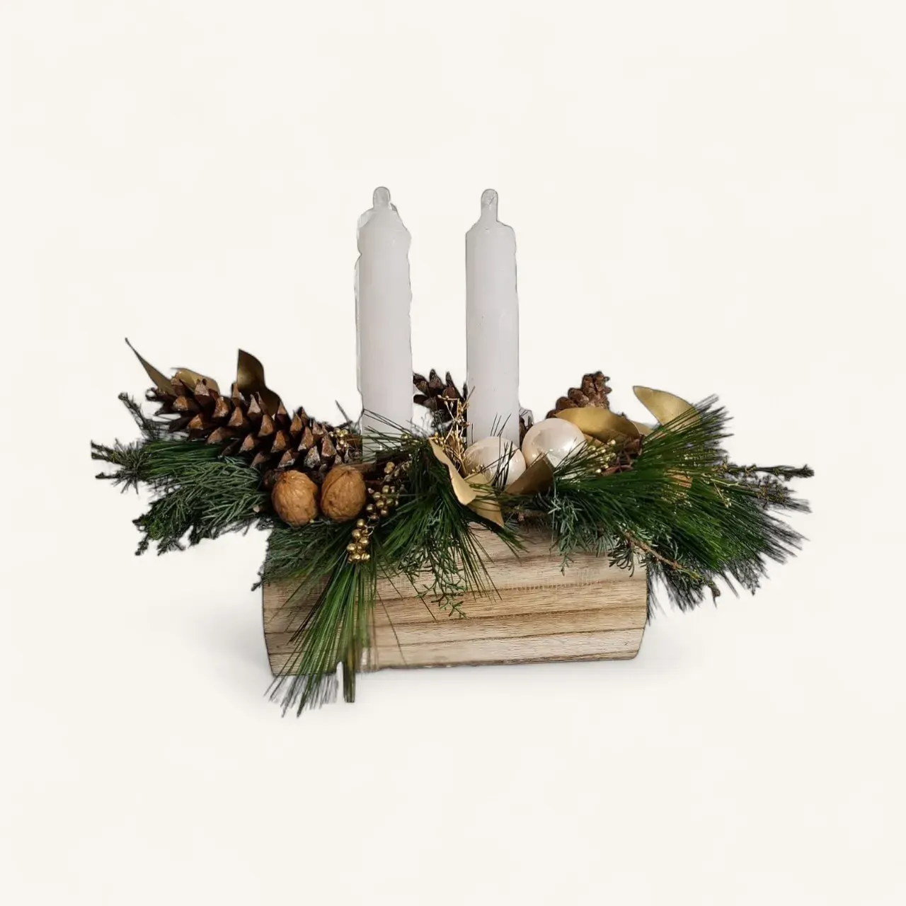 UkklM0Q.webp centre de table de noël genève : coffret bois avec bougies blanches, branches de pin, pommes de pin, noix et perles nacrées