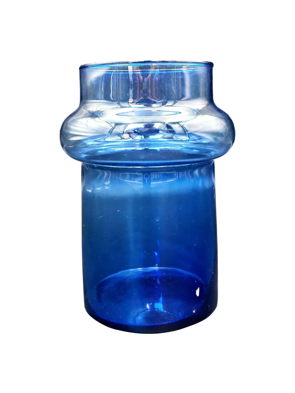 VURrQSUzRA.webp vase cobalt Genève en verre soufflé bleu translucide, cylindre élégant prêt à accueillir un bouquet poétique