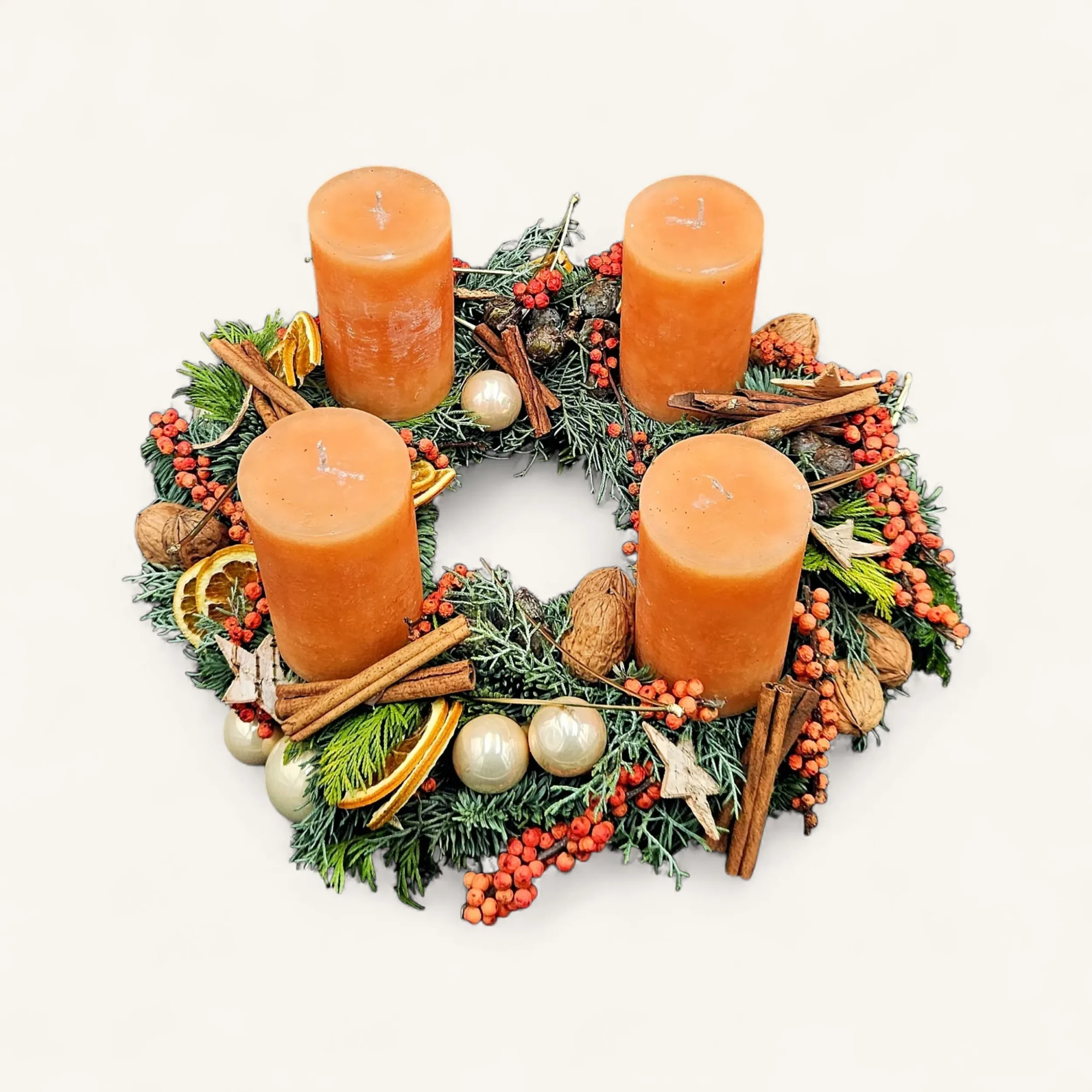 VzAlM0Q.webp cannelle charbonnée, couronne de l'Avent verte avec 4 bougies mandarine, oranges séchées et décorations