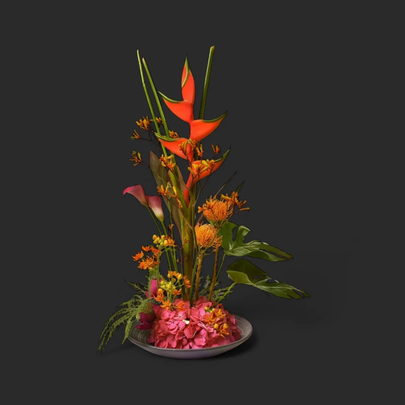 bouquet tropical Genève : héliconias corail, protéas et hortensia dans un arrangement contemporain
