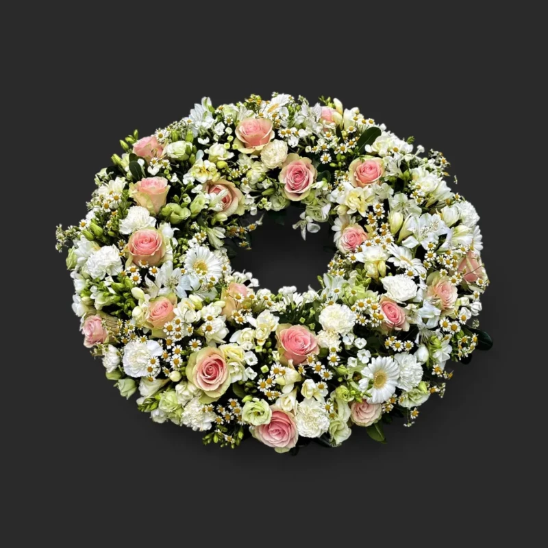 couronne de deuil Genève : roses pastel, marguerites et chrysanthèmes pour un hommage élégant