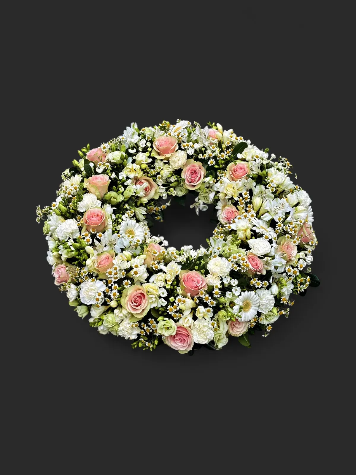 ZEVrayUzRA.webp couronne de deuil Genève : roses pastel, marguerites et chrysanthèmes pour un hommage élégant
