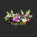 bouquet pivoines Genève : pivoines roses, mufliers et eryngium bleu — hommage funéraire élégant