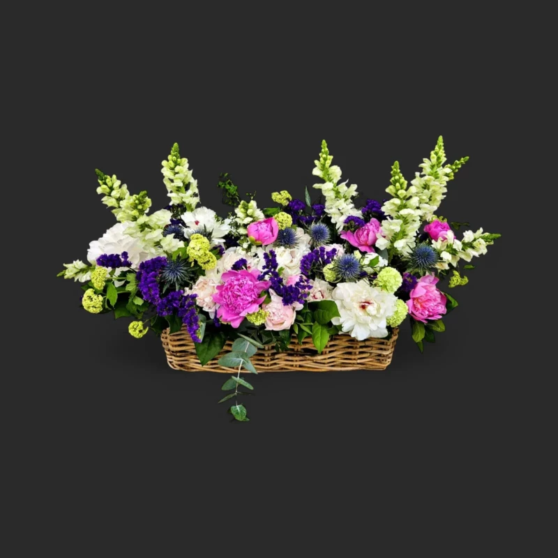 bouquet pivoines Genève : pivoines roses, mufliers et eryngium bleu — hommage funéraire élégant