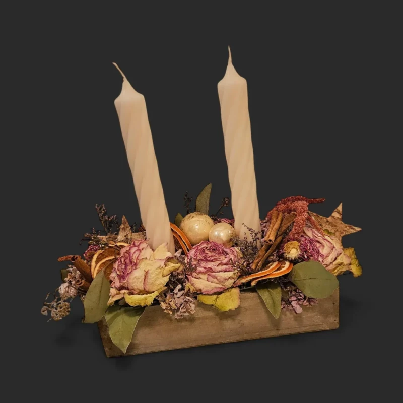 ambre de bise Genève : centre de table en fleurs séchées avec roses, hortensias, limonium, orange confite et deux bougies torsadées