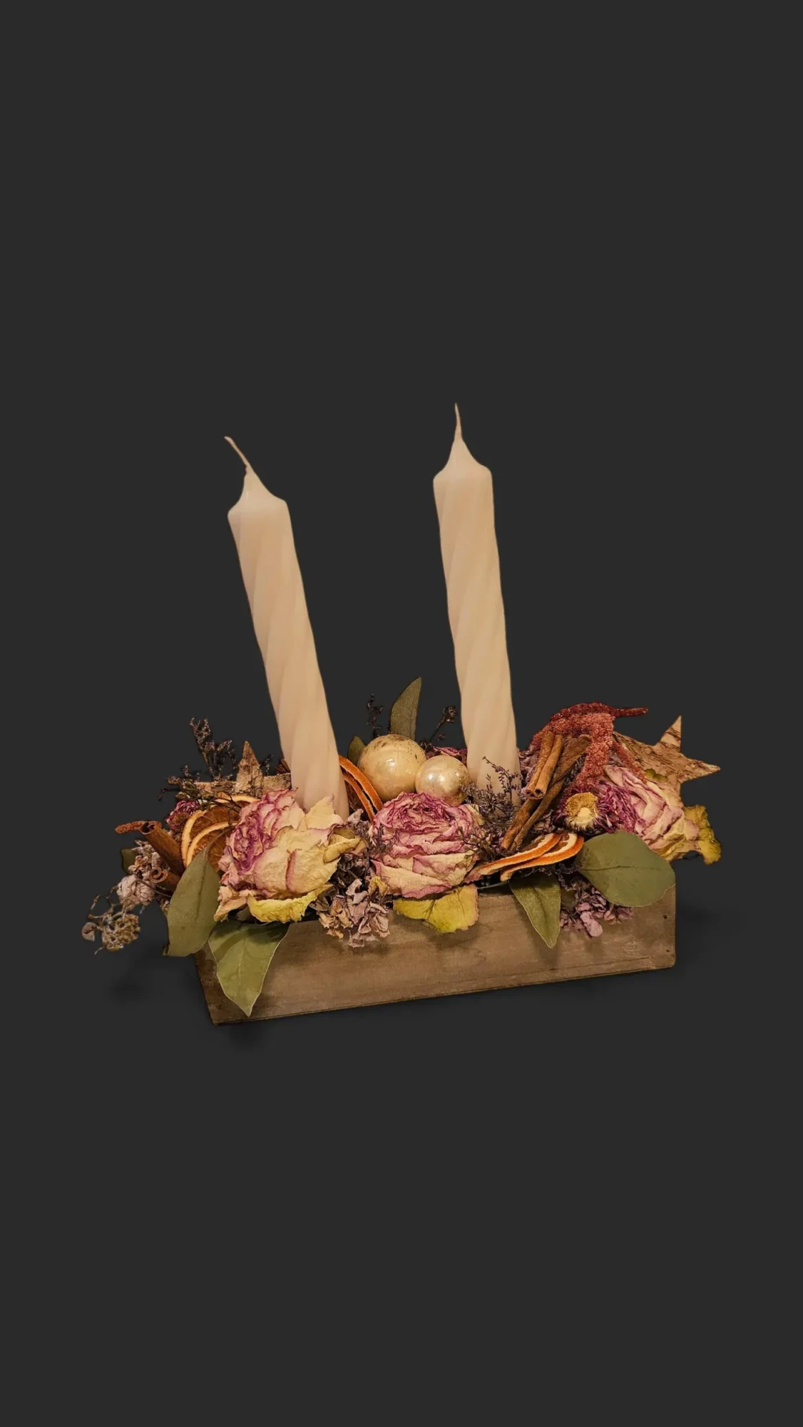 bnMlM0Q.webp ambre de bise Genève : centre de table en fleurs séchées avec roses, hortensias, limonium, orange confite et deux bougies torsadées