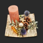 folio d'hiver : couronne sur plateau de bouleau avec bougie rose, chardons bleus et rondelles d'orange - livraison Genève