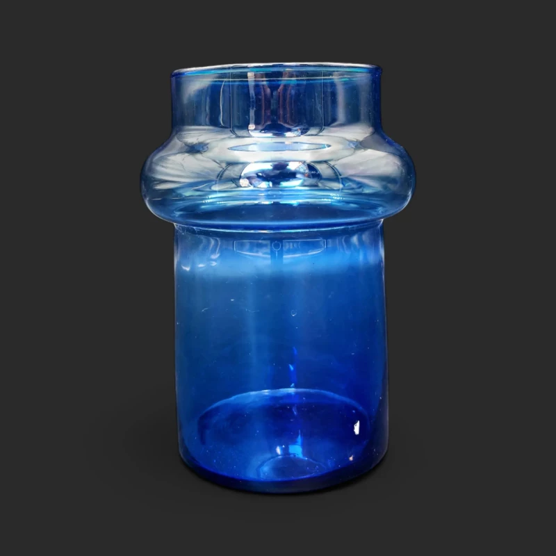 vase cobalt Genève en verre soufflé bleu translucide, cylindre élégant prêt à accueillir un bouquet poétique