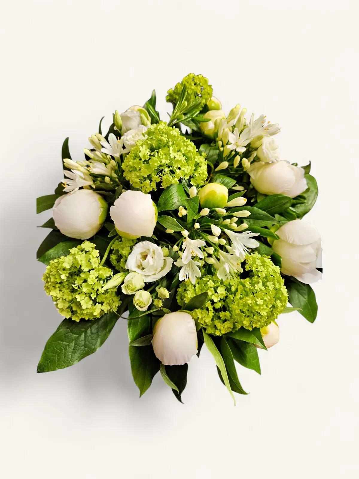 eTAlM0Q.webp bouquet pivoine lis Genève : pivoines et lis blancs avec viburnum, composition printanière élégante