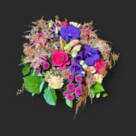 cadeau de minuit : bouquet coloré avec orchidées vanda, roses et branchages cuivrés pour une élégance de Noël