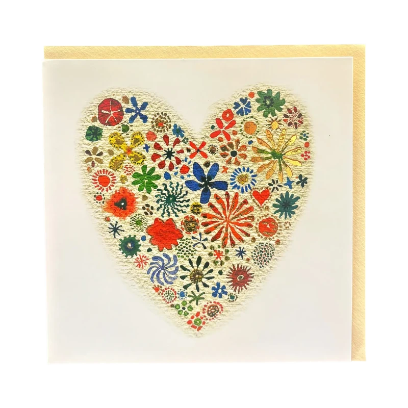 Vue de face d'une carte saint-valentin artisanale genève carrée, ornée d'un grand cœur composé de fleurs multicolores.