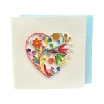 Gros plan sur une carte Saint-Valentin quilling Genève carrée, avec un grand cœur artisanal fait de spirales de papier colorées.