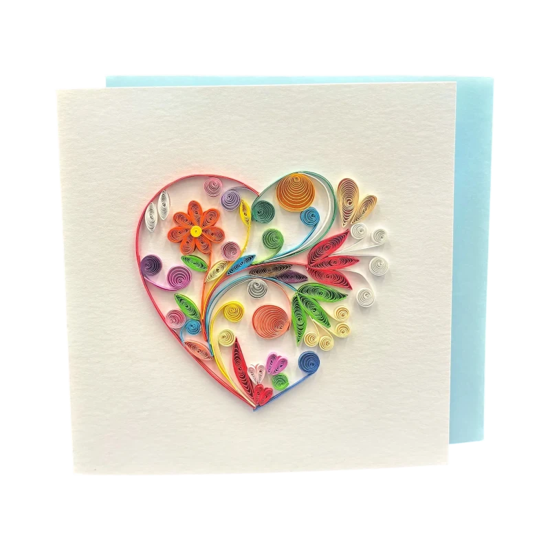 Gros plan sur une carte Saint-Valentin quilling Genève carrée, avec un grand cœur artisanal fait de spirales de papier colorées.