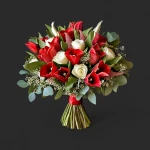 Magnifique bouquet arums rouges roses blanches geneve 'Je l'aime... Un peu', avec gypsophile et eucalyptus, noué d'un ruban rouge.