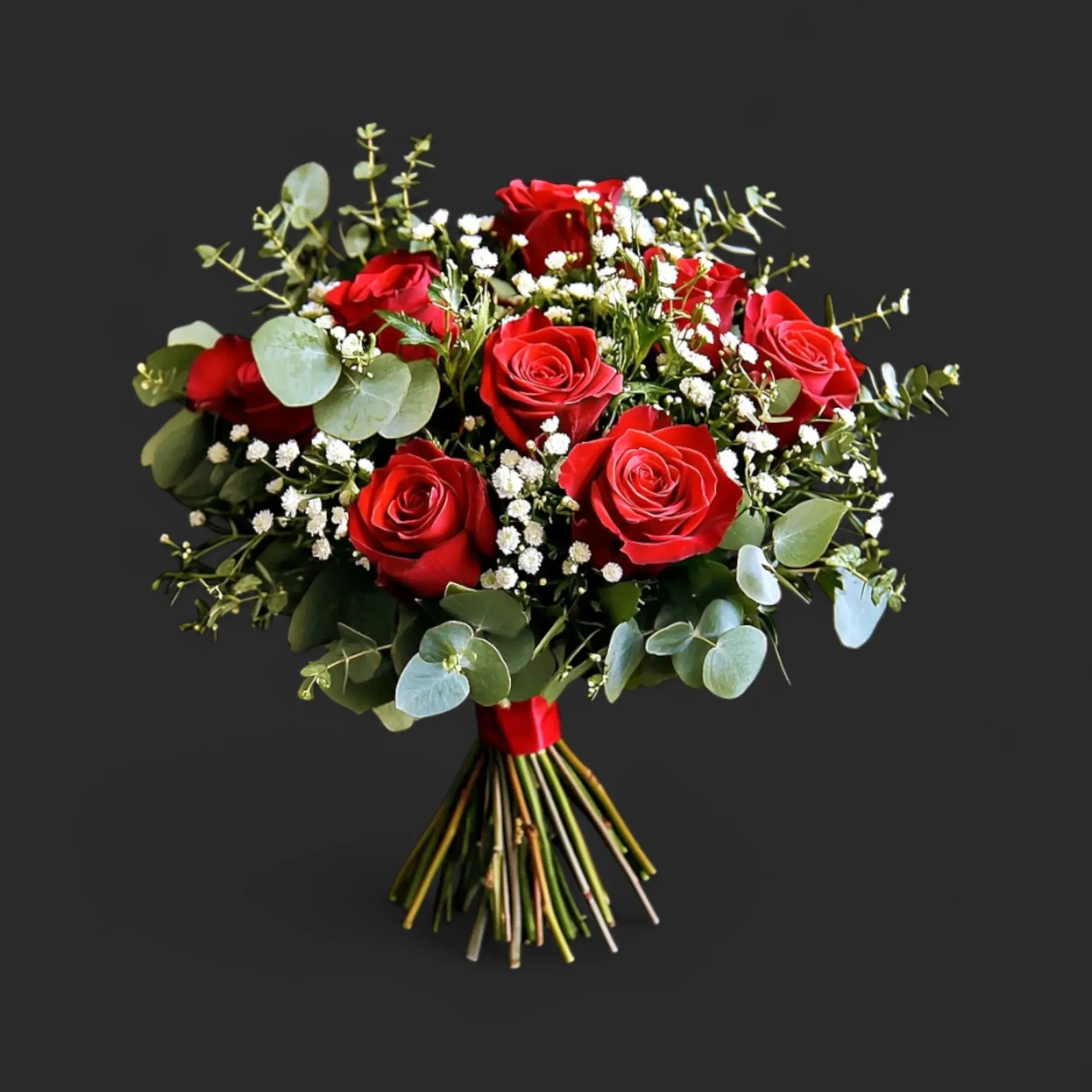RA-3.webp Gros plan sur le bouquet roses rouges genève « Beaucoup » : sept roses veloutées, gypsophile blanc et eucalyptus.