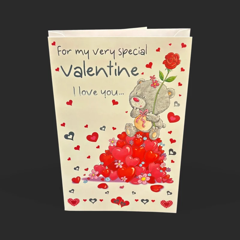 Recto de la carte Saint-Valentin ourson rouge Genève avec un adorable ourson gris tenant une rose au milieu de cœurs.