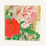 Gros plan sur une carte de vœux florale genève de luxe avec pivoines roses, camélias rouges et détails dorés.