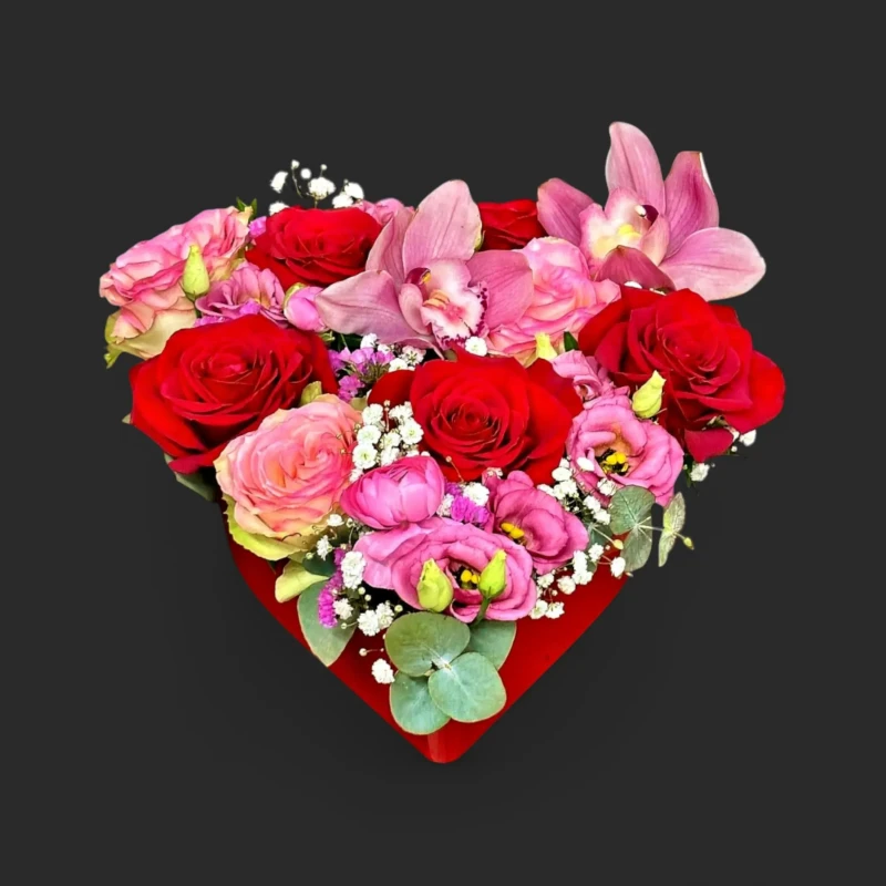 Magnifique coeur roses saint-valentin geneve avec roses rouges, roses et orchidées dans une élégante boîte sur fond noir.