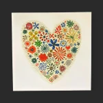 Vue de face d'une carte saint-valentin artisanale genève carrée, ornée d'un grand cœur composé de fleurs multicolores.