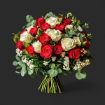 Close-up du bouquet 20 roses rouges blanches genève 'À la folie', avec son feuillage d'eucalyptus et gypsophile.
