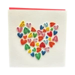 Gros plan sur une carte Saint-Valentin artisanale Genève avec un grand cœur composé de petits motifs colorés en quilling.