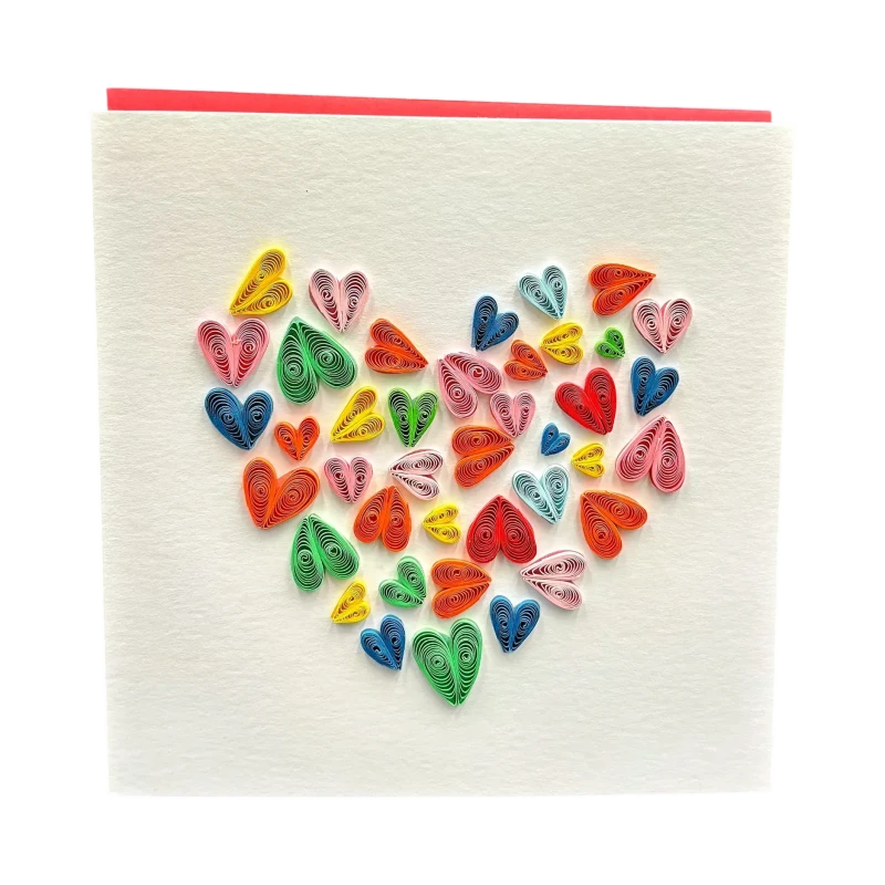 Gros plan sur une carte Saint-Valentin artisanale Genève avec un grand cœur composé de petits motifs colorés en quilling.