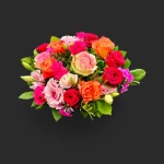 Notre bouquet fleurs colorées Genève 'Poésie colorée' avec ses roses et lisianthus dans un élégant vase argenté.