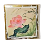 Illustration artistique d'une fleur de lotus rose aux lignes dorées sur notre carte lotus rose genève, encadrée d'or.