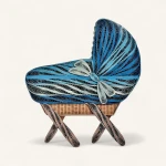 Vue de la carte de vœux naissance garçon genève : un landau bleu en quilling avec des motifs en spirales sur fond noir.
