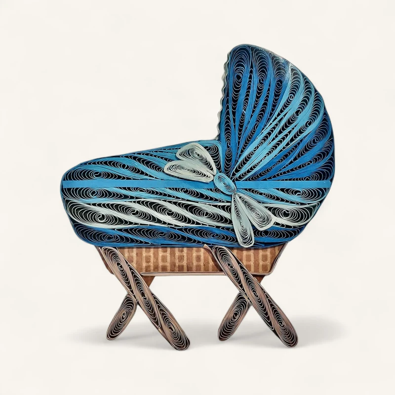 Vue de la carte de vœux naissance garçon genève : un landau bleu en quilling avec des motifs en spirales sur fond noir.