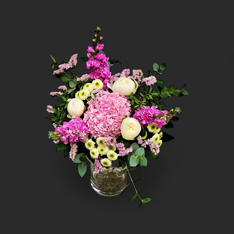 Notre bouquet hortensia pivoine geneve Opale de Mai, composition délicate d'hortensia rose et pivoines blanches dans un vase.