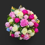 Gros plan sur le bouquet pivoines roses Genève 'Boutonnée de Mai', un assemblage généreux de fleurs roses, blanches et feuillage.