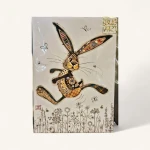 Illustration d'un lièvre espiègle aux motifs floraux et brodés, pour notre carte lièvre Genève, signée Bug Art.