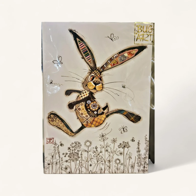 Illustration d'un lièvre espiègle aux motifs floraux et brodés, pour notre carte lièvre Genève, signée Bug Art.