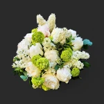 Gros plan du bouquet pivoines blanches lilas genève, un dôme harmonieux de fleurs blanches et touches de vert chartreux.