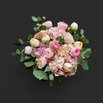 Vue de face du bouquet printemps hortensia geneve 'Brume de Printemps' avec ses renoncules, pivoines et eucalyptus pastel.