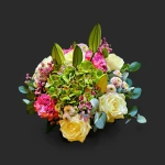 Bouquet d'été Genève « Brume de Juillet » : roses blanches, hortensia vert et lys en bouton sur fond noir.