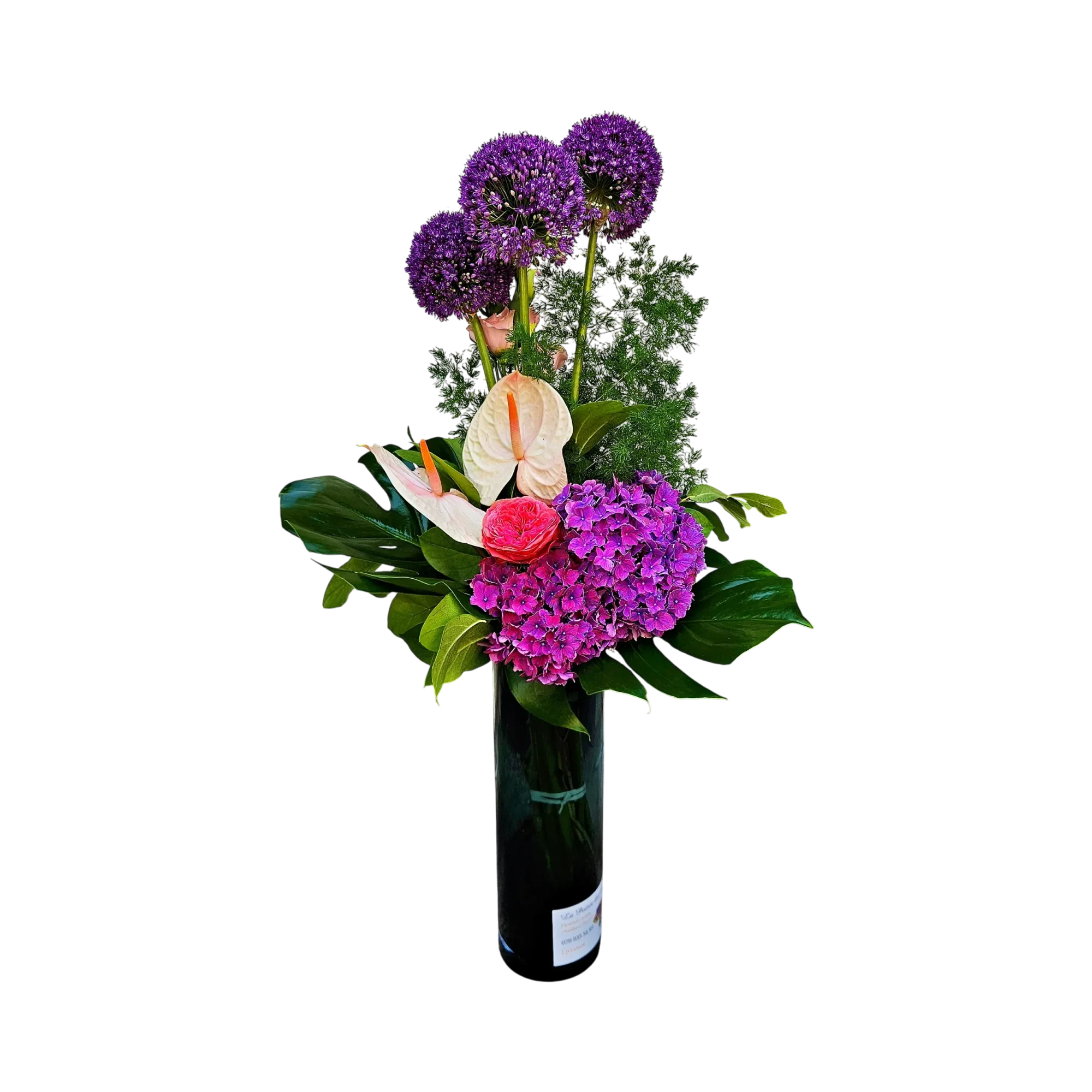 RA-1.webp Notre bouquet moderne violet genève avec des globes d'allium, une rose fuchsia, des anthuriums ivoire et un hortensia pourpre.