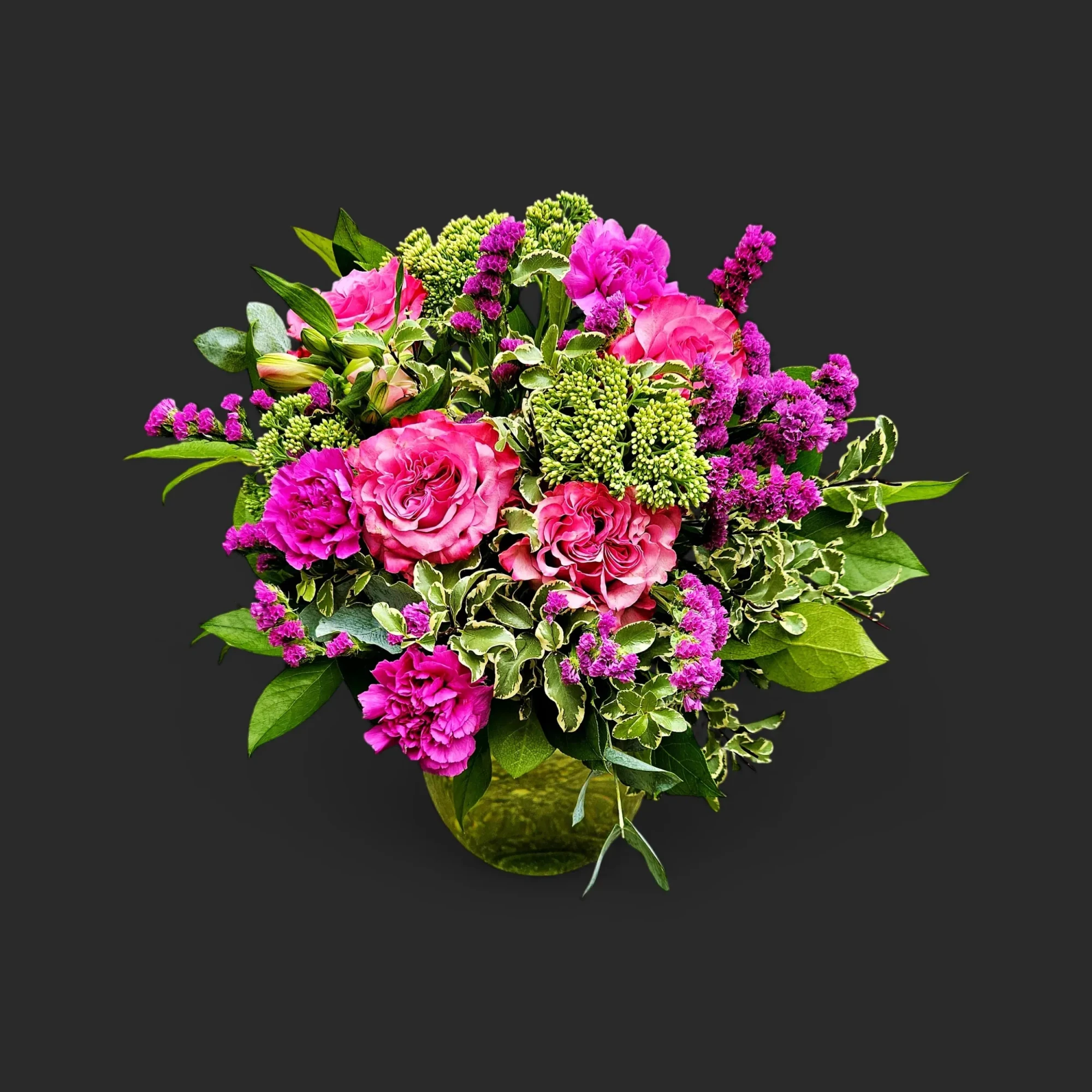 RA.webp Le bouquet rose d'août genève dans un vase, composition de roses vives, zinnias, et feuillage panaché, ambiance fraîche.