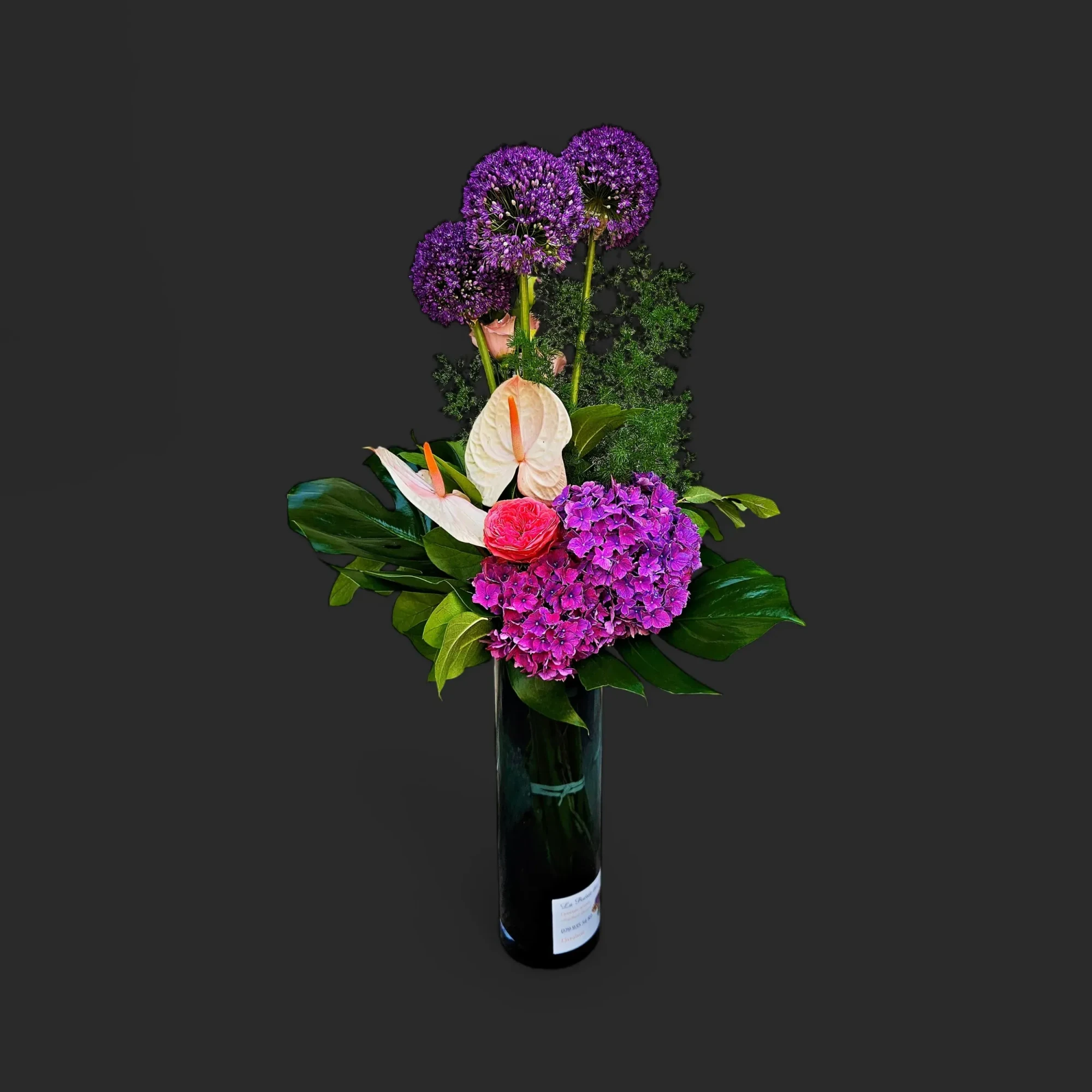 dmclM0Q.webp Notre bouquet moderne violet genève avec des globes d'allium, une rose fuchsia, des anthuriums ivoire et un hortensia pourpre.