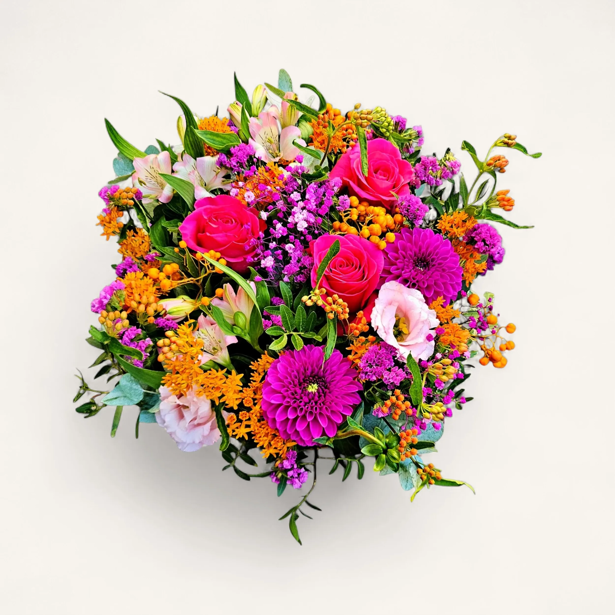 bGt0azVuRXlZJTNE.webp Gros plan sur le Cantique de Sienne, un dense bouquet fleurs colorées genève avec roses fuchsia, dahlias et fleurs d'été.