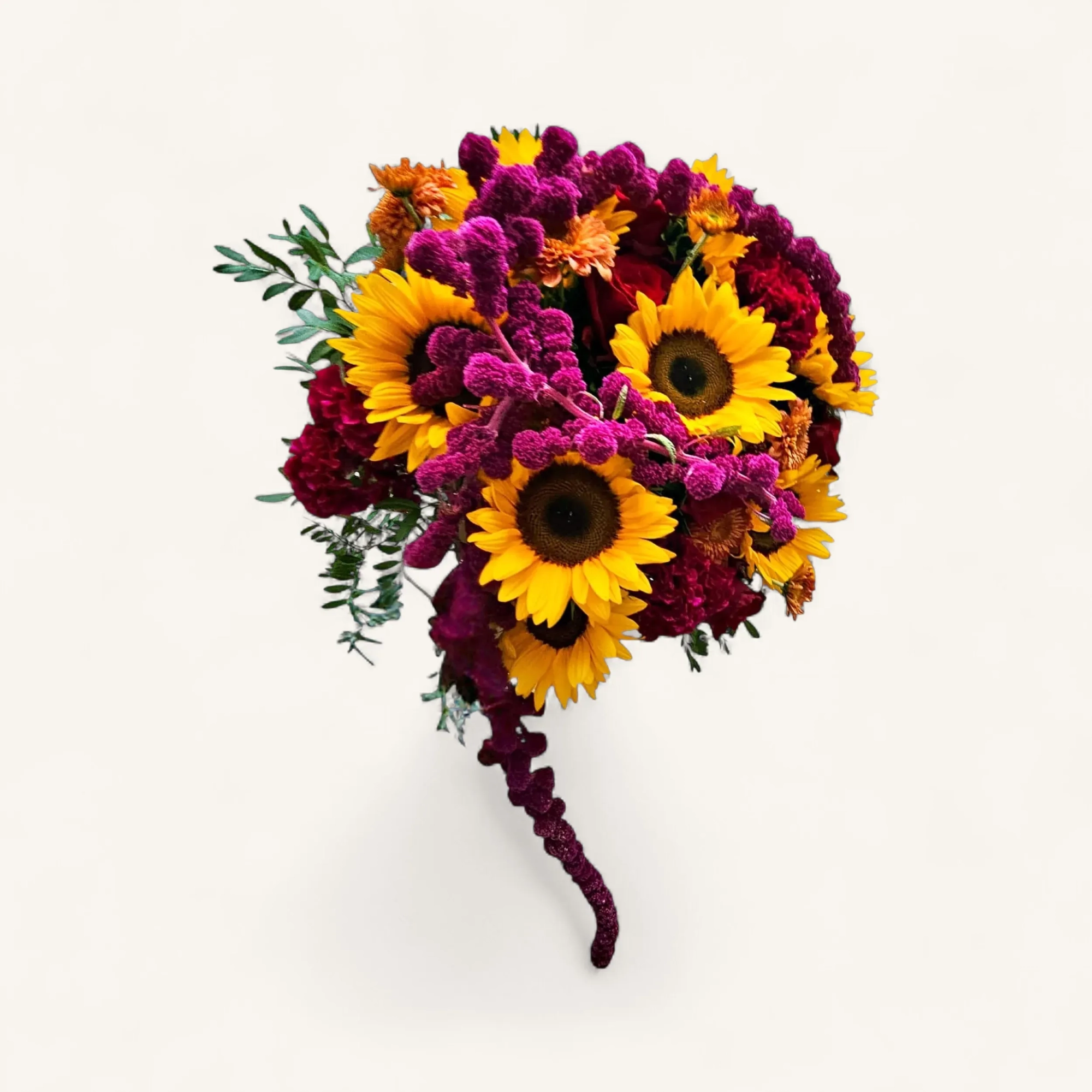 M0Q-1.webp Gros plan du somptueux bouquet automnal geneve 'Carnet d'Octobre' avec tournesols jaunes, celosia pourpres et fleurs orangées.